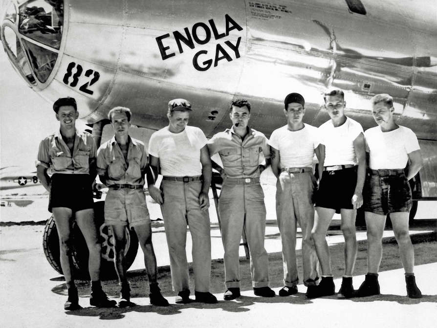 Slide 35 de 100: CAPTION: crew of airplane to throw Atomic Bomb over Hiroshima in1945. (Photo by: Prisma Bildagentur/UIG via Getty Images)