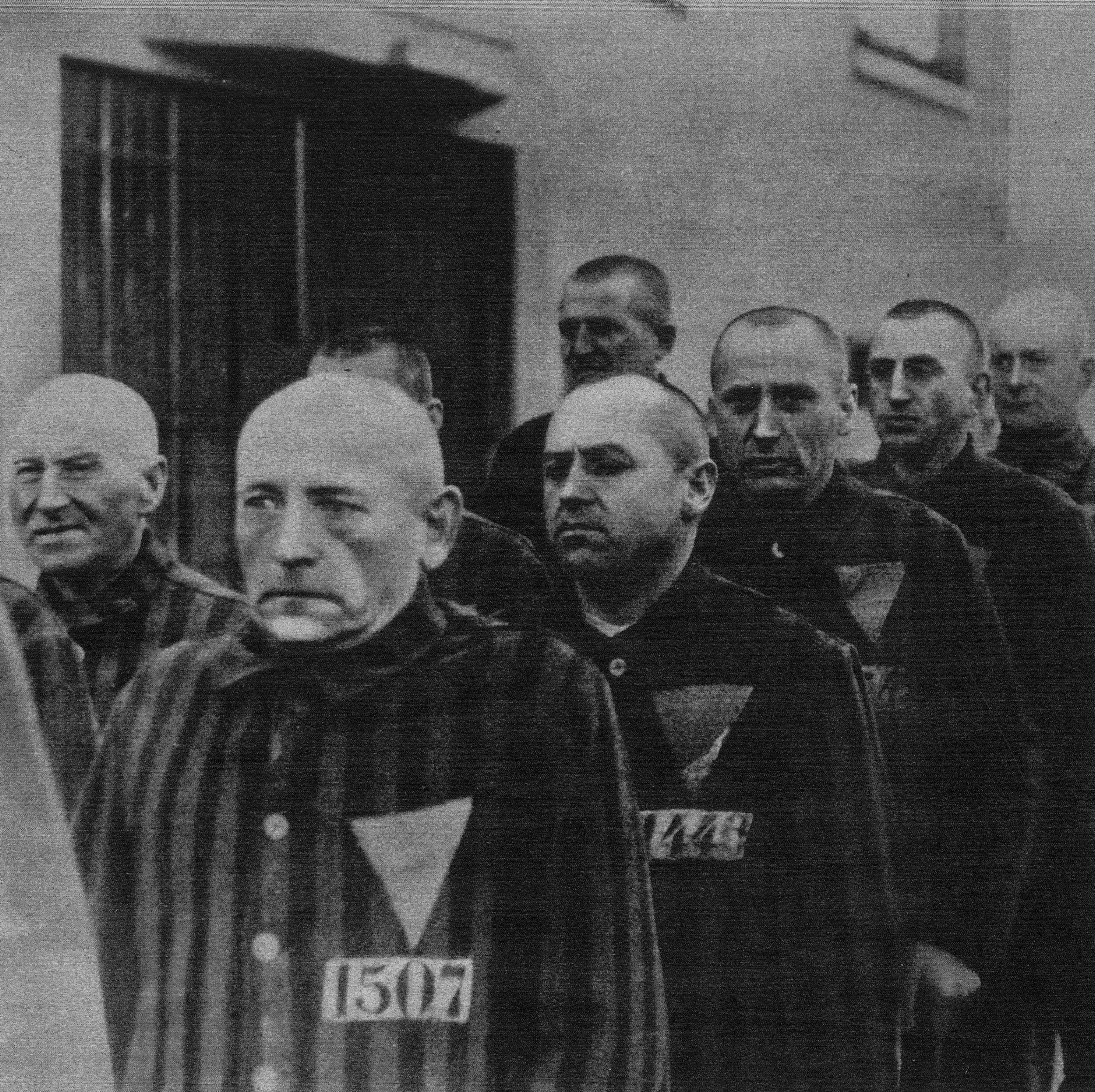 Slide 29 de 100: CAPTION: Jewish Prsioners Standing in Order. (Photo by: Pen and Sword Books/UIG via Getty Images)