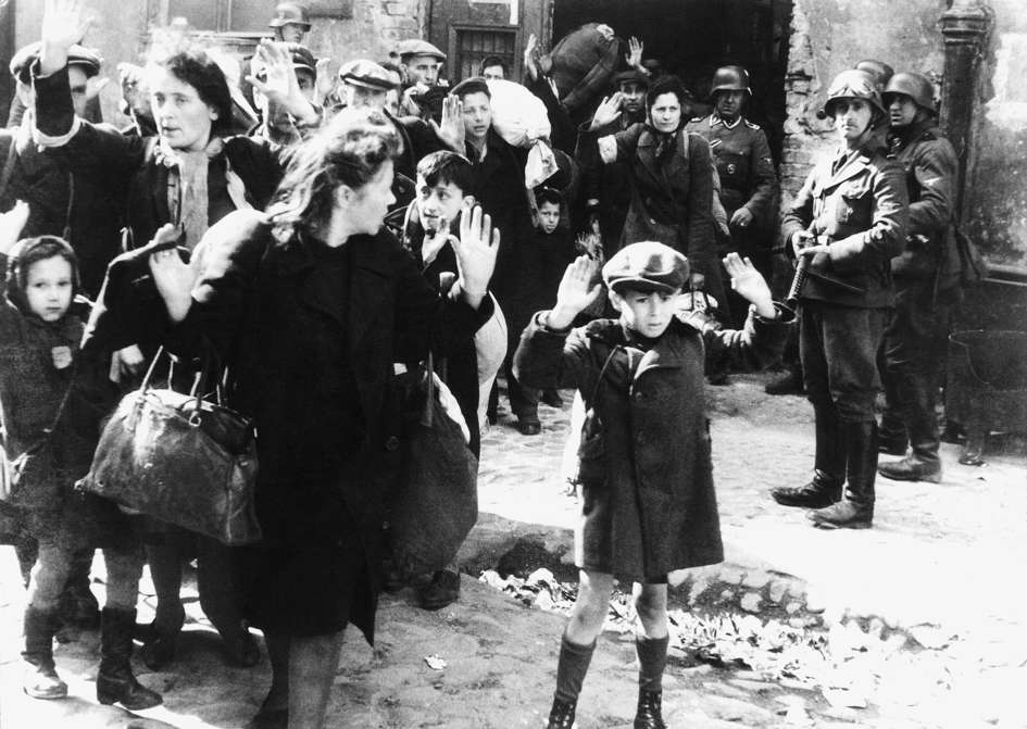 Slide 97 de 100: CAPTION: Polish Jewish resistance women, captured after the destruction of the Warsaw Ghetto in 1943. (Photo by: Universal History Archive/ UIG via Getty Images)
