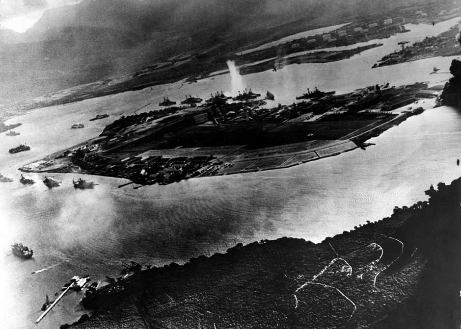 Slide 53 de 100: CAPTION: (Eingeschränkte Rechte für bestimmte redaktionelle Kunden in Deutschland. Limited rights for specific editorial clients in Germany.) USA Hawaii : Attack on Pearl Harbor by the Imperial Japanese Navy on December 7, 1941 Aerial view of Pearl Harbour with the Ford Island (center) and Ford Airbase after the air raid - Vintage property of ullstein bild (Photo by ullstein bild/ullstein bild via Getty Images)