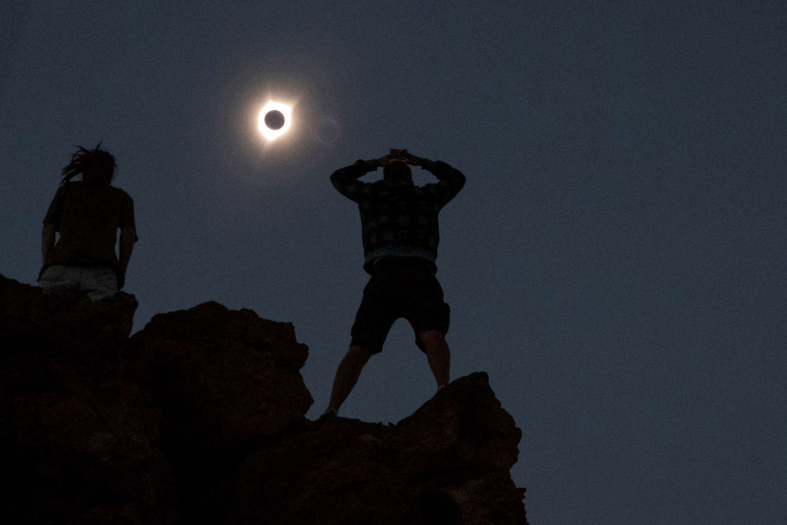 Διαφάνεια 27 από 36: Enthusiasts Tanner Person (R) and Josh Bliek, both from Vacaville, California, watch a total solar eclipse while standing atop Carroll Rim Trail at Painted Hills, a unit of the John Day Fossil Beds National Monument, near Mitchell, Oregon, U.S. August 21.