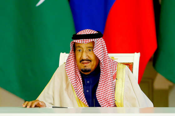 Diapositiva 12 de 30: El resultado de este sistema político es que todo el poder se centra en la familia real y otras familias privilegiadas. El jefe de Estado y Primer Ministro es el Rey Salman bin Abdulaziz Al Saud, descendiente del fundador del reino de Arabia Saudita, el rey Abdulaziz bin Abdulrrahman Al Saud.