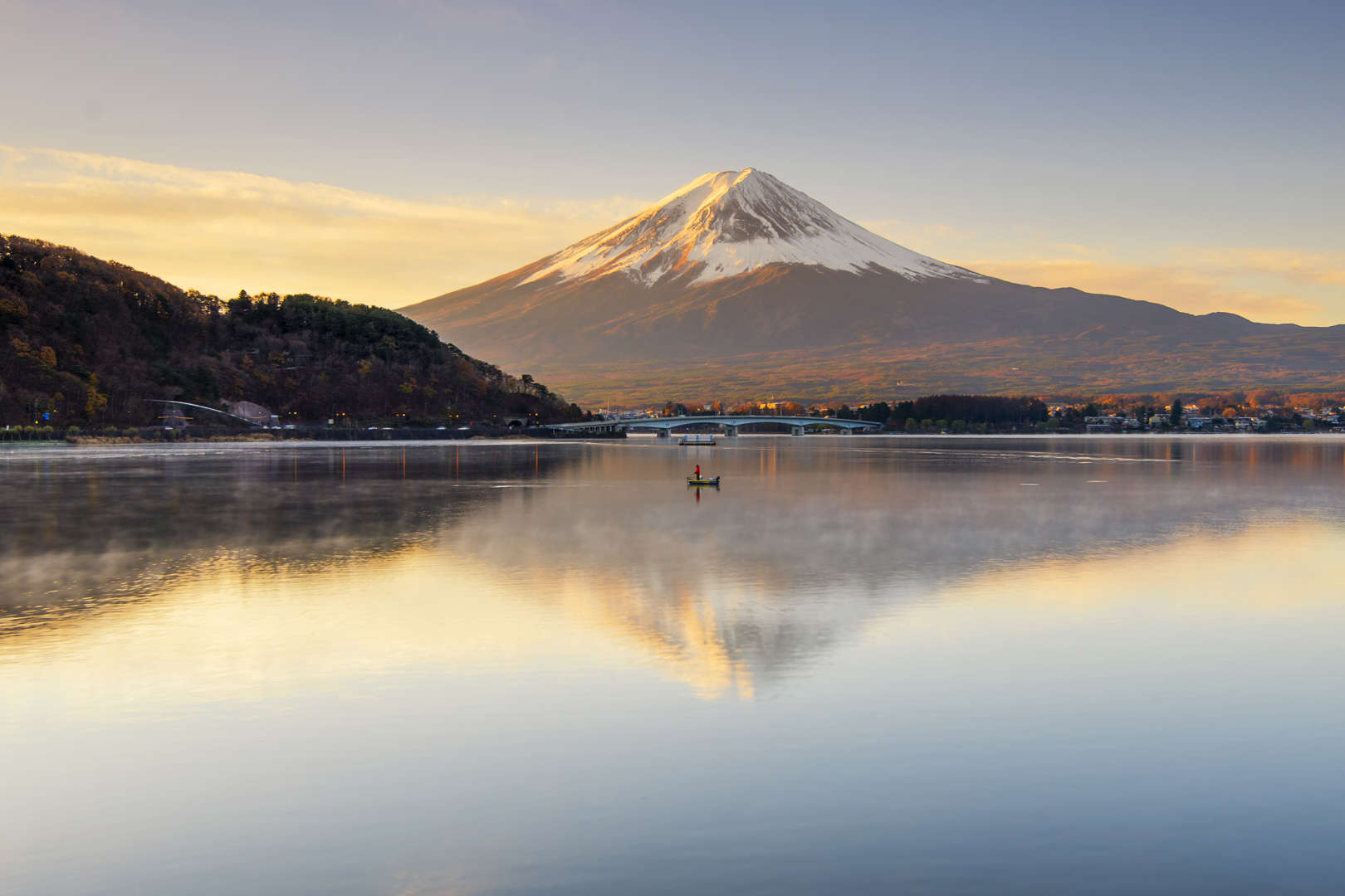GettyImages-653791360 - DoctorEgg/Getty Images الشريحة 40 من 41: Fisherman boat and Fuji-san in the morning at Kawaguchiko Lake.