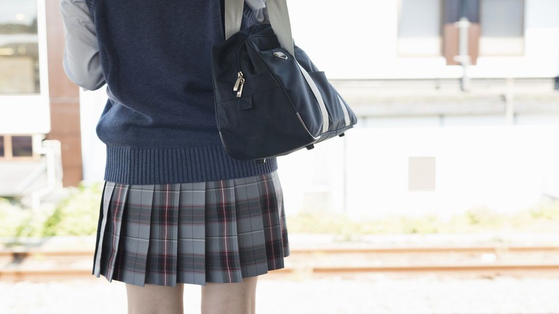 女子高生の スカート に映る不変のこだわり たかが制服の着こなし されど着こなし