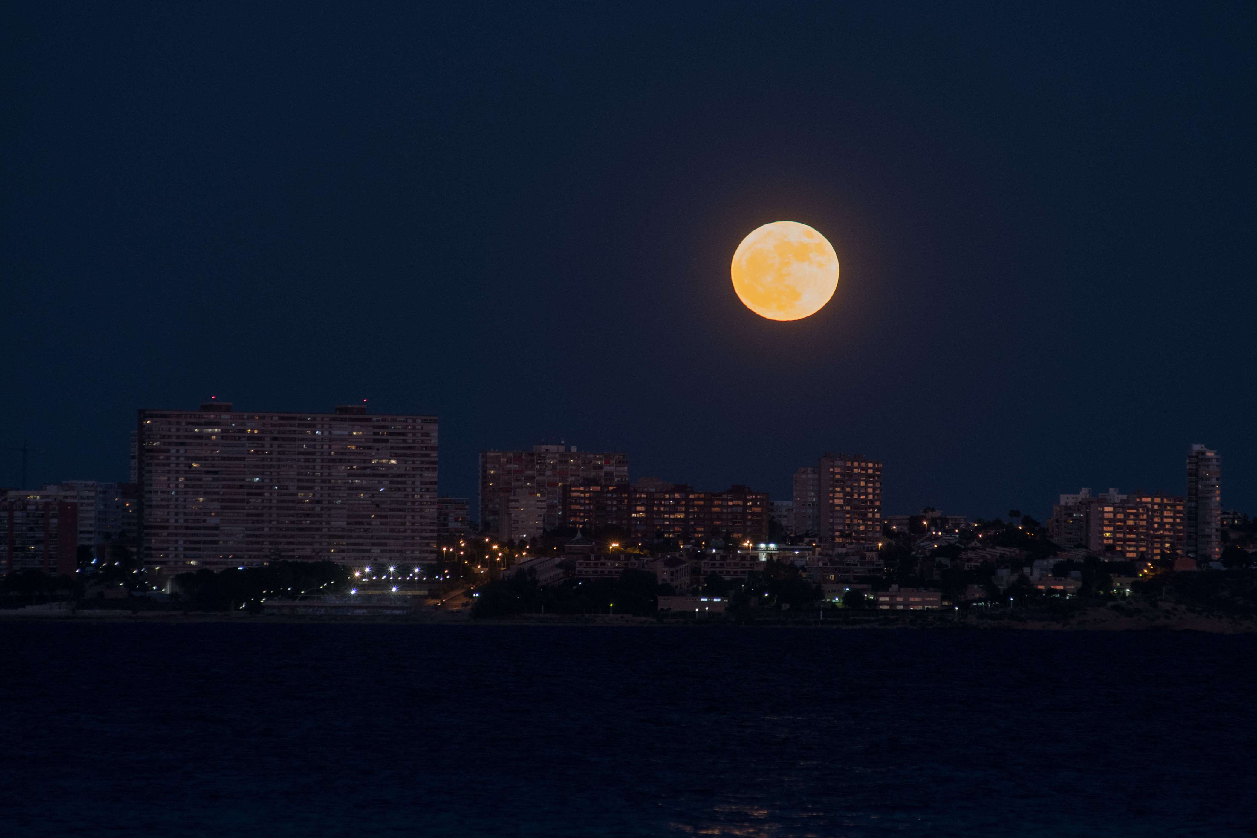 Slide 2 de 31: CAPTION: ALICANTE, SPAIN - 2017/12/03: The brightest moon of the year, also known as a Super Moon, rises over San Juan beach. (Photo by Marcos del Mazo/LightRocket via Getty Images)