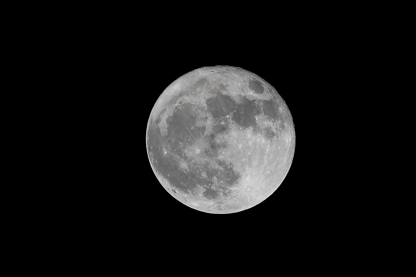 Slide 3 de 31: MILLBURN, NJ - DECEMBER 03: View of a Supermoon on December 3, 2017 on Oval Rd in Millburn, NJ. (Photo by Rich Graessle/Icon Sportswire via Getty Images)