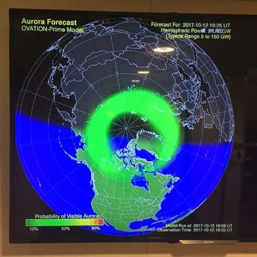Diapositive 4 sur 9: <p>Qui dit Norvège, dit évidemment aurores boréales ! Pour savoir si le ciel en dévoilera certaines, plusieurs radars comme celui-ci sont affichés sur le navire et s’actualisent en temps réel. Plus la touche de couleur tire sur le jaune/orangé, plus il y a de chances d’en voir se produire. </p>