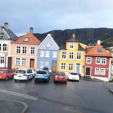 Diapositive 5 sur 9: <p>L’excursion commence à Bergen. Dans ce petit port aux maisons colorées, les stars, ce sont les sept montagnes qui l’entourent. Ville reposante à l’architecture ravissante, on y va pour son incroyable marché aux poissons ou pour son aquarium où vit le seul couple de pingouins gays au monde ! </p>