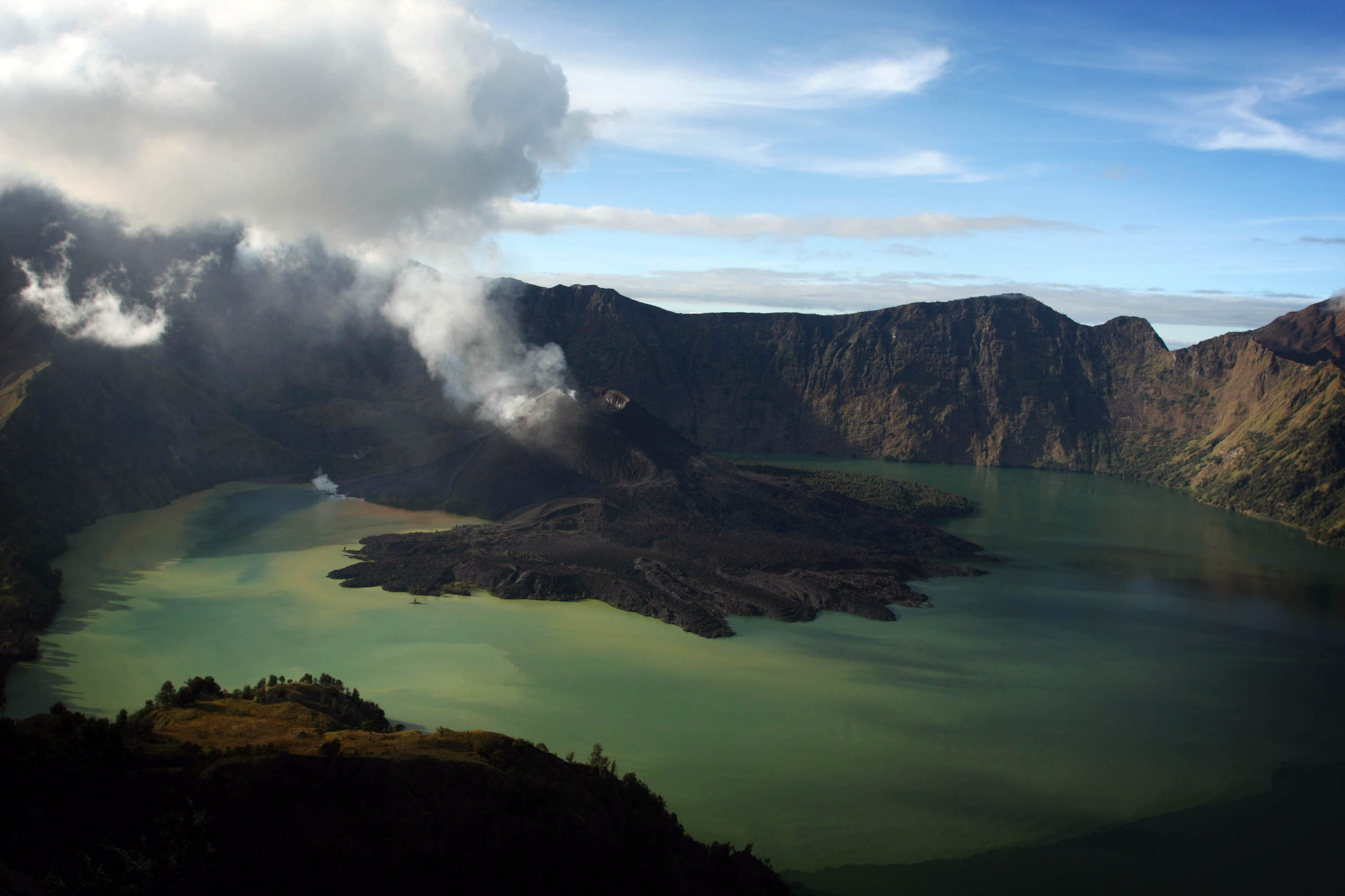 Lombok default. Вулкан Ринджани Ломбок. Ринджани Индонезия. Ломбок Индонезия. Ломбок водопад Риджани.