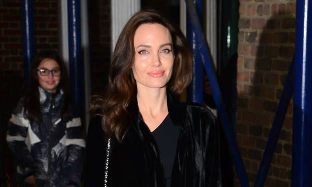 Diapositiva 1 de 25: NEW YORK, NY - DECEMBER 14: Actress Angelina Jolie is coming out of 92Y on December 14, 2017 in New York City. (Photo by Raymond Hall/GC Images)