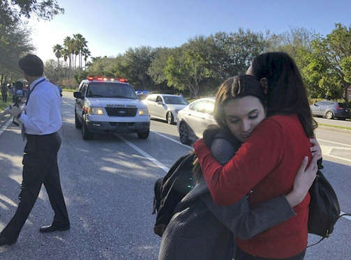 Diapositiva 8 de 29: Students react at Marjory Stoneman Douglas High School in Parkland, Fla. a city about 50 miles (80 kilometers) north of Miami on Feb. 14, 2018 following a school shooting. A gunman opened fire at the Florida high school, an incident that officials said caused "numerous fatalities" and left terrified students huddled in their classrooms, texting friends and family for help. The Broward County Sheriff's Office said a suspect was in custody.