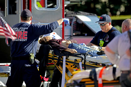 Diapositiva 4 de 29: Medical personnel tend to a victim outside of Stoneman Douglas High School  in Parkland, Fla. after reports of an active shooter on Wednesday, Feb. 14, 2018.