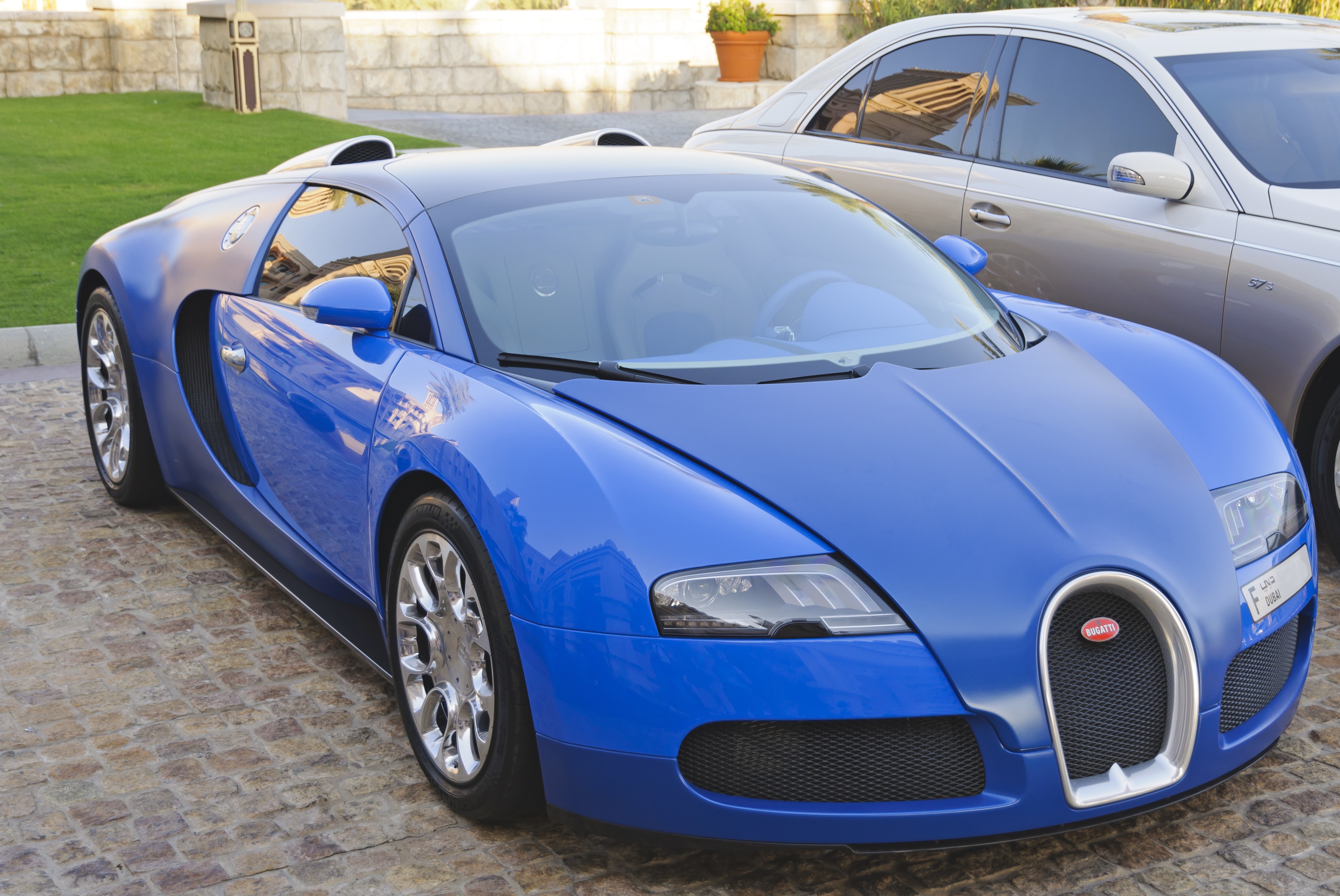 まるで高級見本市 ドバイで見かけた超高級車たち