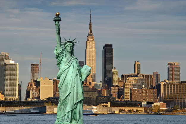 ÎÎ¹Î±ÏÎ¬Î½ÎµÎ¹Î± 47 Î±ÏÏ 51: new york cityscape skyline empire state building and statue of liberty