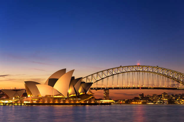 ÎÎ¹Î±ÏÎ¬Î½ÎµÎ¹Î± 45 Î±ÏÏ 51: Sydney, Australia - September 5, 2013: Beautiful Opera house view at twilight time with vivid sky and illumination on the bridge.