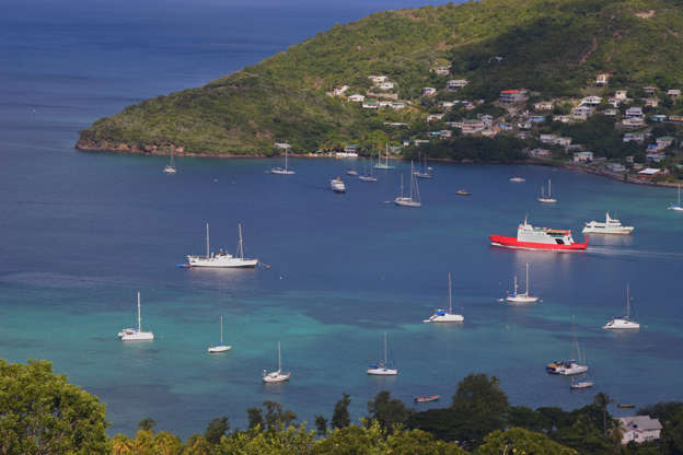 ÎÎ¹Î±ÏÎ¬Î½ÎµÎ¹Î± 25 Î±ÏÏ 51: A view of the passenger ferry leaving Admiralty Bay, in Bequia.  Part of St. Vincent and the Grenadines.