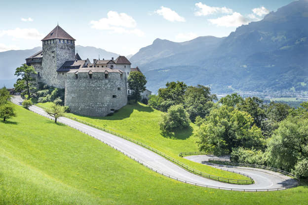 ÎÎ¹Î±ÏÎ¬Î½ÎµÎ¹Î± 40 Î±ÏÏ 51: Vaduz, Liechtenstein - July 25, 2014: Medieval castle in Vaduz, Liechtenstein. This is the residence of royal family of Liechtenstein country.