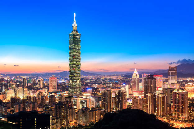 ÎÎ¹Î±ÏÎ¬Î½ÎµÎ¹Î± 19 Î±ÏÏ 51: View of Taipei World Trade Center and Taipei 101 in Xinyi Business District at dusk. The middle of building ranked worlds tallest from 2004 until 2010.