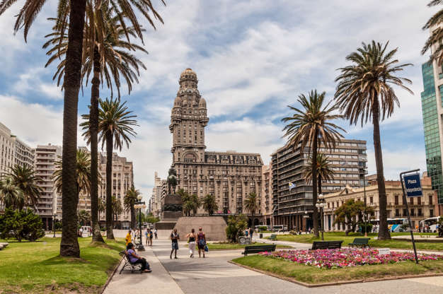 ÎÎ¹Î±ÏÎ¬Î½ÎµÎ¹Î± 26 Î±ÏÏ 51: Montevideo, Uruguay - December 15, 2012: Plaza indepedencia with the building Palacio Salvo and the statue of Jose Artigas in Montevideo, Uruguay.