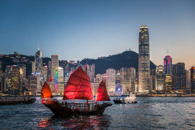 ÎÎ¹Î±ÏÎ¬Î½ÎµÎ¹Î± 35 Î±ÏÏ 51: Traditional junk boat sailing across Victoria Harbour, Hong Kong.