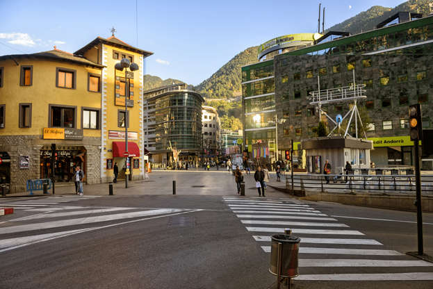 ÎÎ¹Î±ÏÎ¬Î½ÎµÎ¹Î± 33 Î±ÏÏ 51: View of streets with shops in Andorra la Vella.