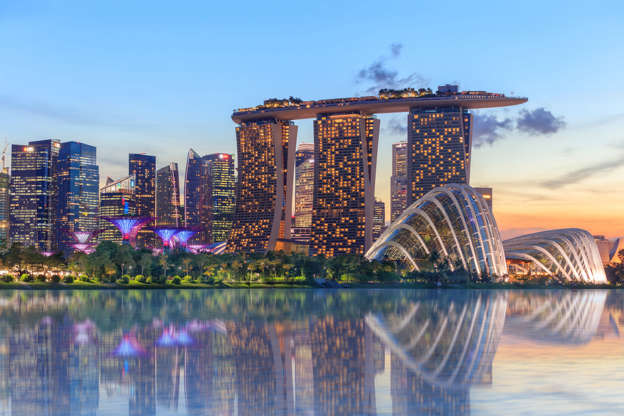 ÎÎ¹Î±ÏÎ¬Î½ÎµÎ¹Î± 51 Î±ÏÏ 51: Singapore, Republic of Singapore - May 4, 2016: Supertree grove, Cloud garden greenhouse and Marina Bay Sands hotel reflecting in water at dusk with glowing lights