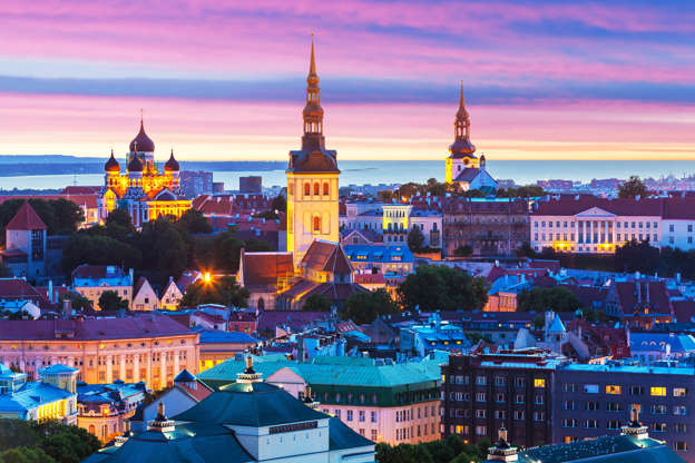 ÎÎ¹Î±ÏÎ¬Î½ÎµÎ¹Î± 41 Î±ÏÏ 51: Photo of the town of Tallinn, Estonia taken in the evening