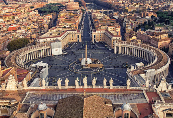 ÎÎ¹Î±ÏÎ¬Î½ÎµÎ¹Î± 27 Î±ÏÏ 51: Looking down over Piazza San Pietro in Vatican City