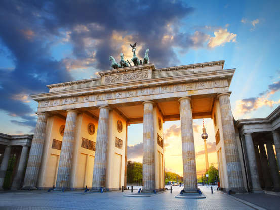 ÎÎ¹Î±ÏÎ¬Î½ÎµÎ¹Î± 50 Î±ÏÏ 51: Brandenburg Gate and the TV tower at Pariser Platz in Berlin in sunset light