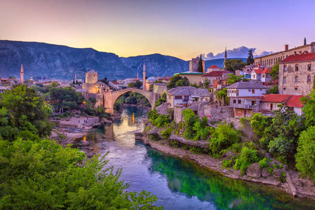 ÎÎ¹Î±ÏÎ¬Î½ÎµÎ¹Î± 6 Î±ÏÏ 51: The Neretva river winding through the old UNESCO listed, Mostar bridge in Bosnia and Herzegovina.