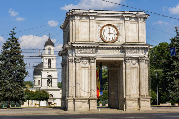 ÎÎ¹Î±ÏÎ¬Î½ÎµÎ¹Î± 8 Î±ÏÏ 51: Triumphal Arch at Great National Assembly Square, Chisinau, Moldova