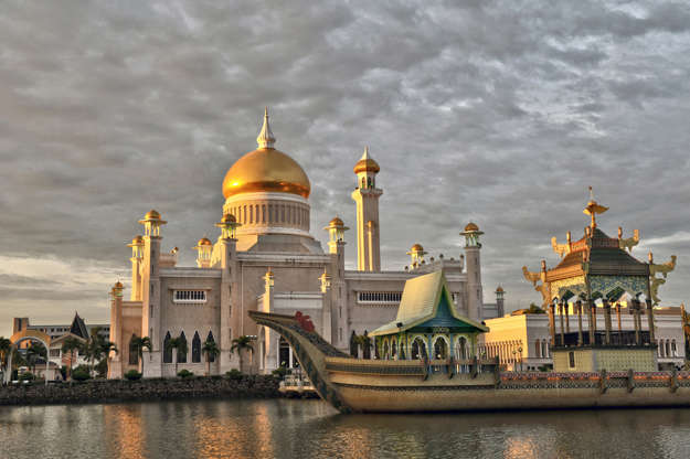 ÎÎ¹Î±ÏÎ¬Î½ÎµÎ¹Î± 30 Î±ÏÏ 51: Sultan Omar Ali Saifuddin Mosque, Brunei Darussalam, depicting Mughal architecture and Italian style