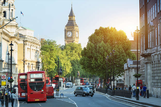 ÎÎ¹Î±ÏÎ¬Î½ÎµÎ¹Î± 48 Î±ÏÏ 51: Big Ben and Whitehall from Trafalgar Square, London