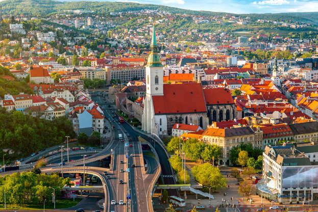 ÎÎ¹Î±ÏÎ¬Î½ÎµÎ¹Î± 42 Î±ÏÏ 51: Bratislava aerial cityscape view on the old town with Saint Martin's cathedral from the modern bridge in Slovakia