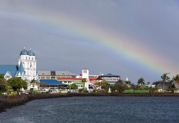 ÎÎ¹Î±ÏÎ¬Î½ÎµÎ¹Î± 15 Î±ÏÏ 51: The view of a morning rainbow over Apia town on Upolu island (Samoa).