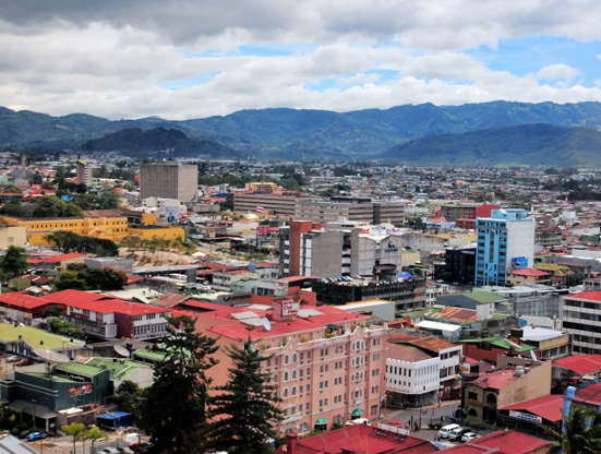 ÎÎ¹Î±ÏÎ¬Î½ÎµÎ¹Î± 22 Î±ÏÏ 51: San JosÃ©, Costa Rica: city center skyline with mountans in the background - several different logos/brands on the respective buildings - photo by M.Torres