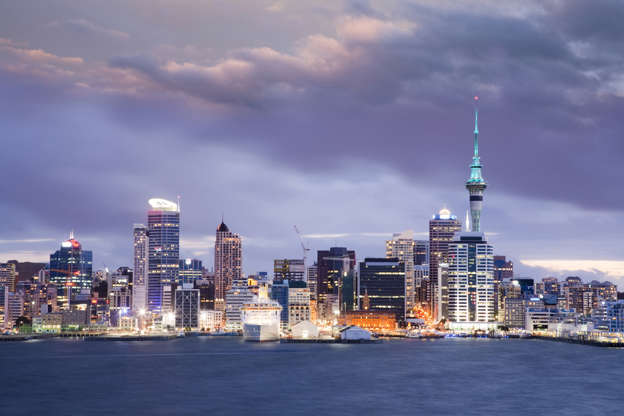 ÎÎ¹Î±ÏÎ¬Î½ÎµÎ¹Î± 44 Î±ÏÏ 51: Auckland Skyline Twilight - Auckland, New Zealand's largest city, under a dramatic twilight sky.