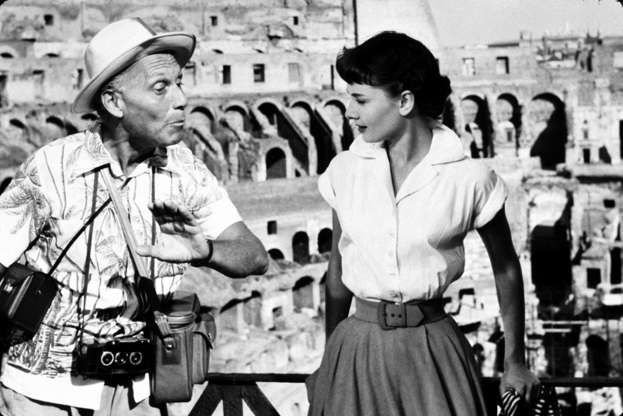 ÎÎ¹Î±ÏÎ¬Î½ÎµÎ¹Î± 27 Î±ÏÏ 28: FILM STILLS OF 'ROMAN HOLIDAY' WITH 1953, AUDREY HEPBURN, ITALY ROME, TOURIST, CHATTER BOX, RAVING ON, BADGERING, CAMERA, HAT, DISTRICT VIEWS, VIEW, ROME, ITALY, LEANING, PATIENT IN 1953 WHITE SHIRT