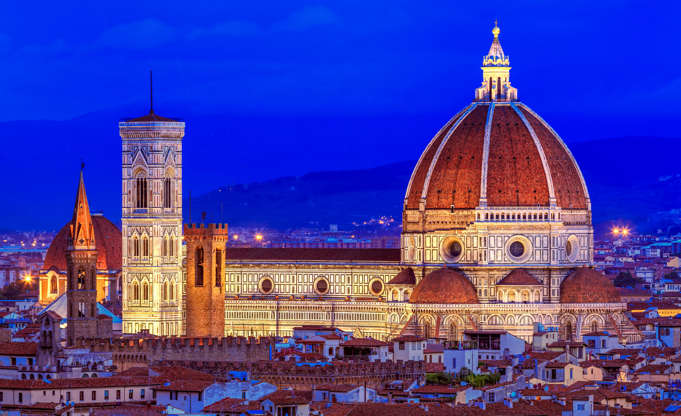 ÎÎ¹Î±ÏÎ¬Î½ÎµÎ¹Î± 24 Î±ÏÏ 28: CAPTION: Evening lights illuminate the Duomo Santa Maria Del Fiore in Florence, Tuscany, Italy