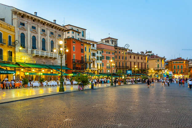 ÎÎ¹Î±ÏÎ¬Î½ÎµÎ¹Î± 4 Î±ÏÏ 28: CAPTION: Verona, Italy - August 4, 2009: people enjoy walking at Piazza Bra before they watch an opera in the arena di Verona. It is the most famous classical outdoor opera in the world.