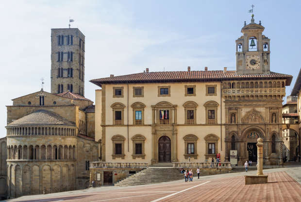 ÎÎ¹Î±ÏÎ¬Î½ÎµÎ¹Î± 16 Î±ÏÏ 28: CAPTION: Pieve di Santa Maria and Fraternita Palace on Piazza Grande - Arezzo, Italy, 24 September 2011