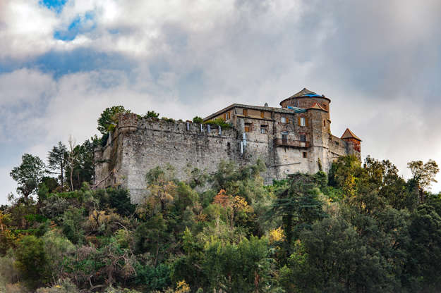 ÎÎ¹Î±ÏÎ¬Î½ÎµÎ¹Î± 22 Î±ÏÏ 28: CAPTION: Portofino, Italy - December 11, 2016: Old medieval castle, located on a hill near harbor of Portofino town, Italy