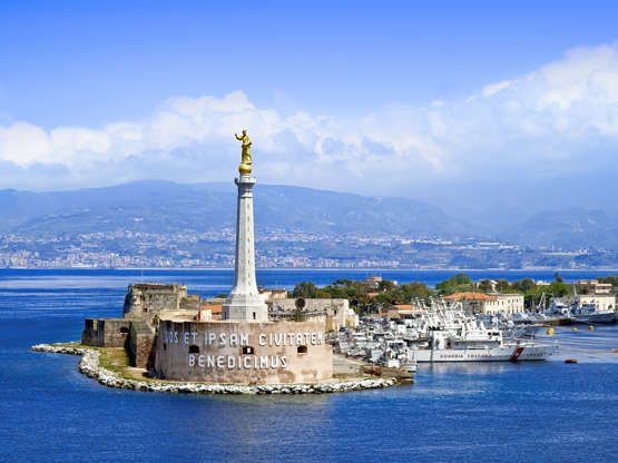 ÎÎ¹Î±ÏÎ¬Î½ÎµÎ¹Î± 20 Î±ÏÏ 28: CAPTION: MESSINA, SICILY, ITALY - MAY 05, 2011: View of the Messina's port with the gold Madonna della Lettera statue