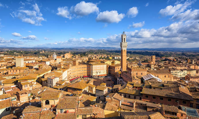 ÎÎ¹Î±ÏÎ¬Î½ÎµÎ¹Î± 18 Î±ÏÏ 28: CAPTION: Piazza del Campo and Torre del Mangia in the Old Town of Siena, Tuscany, Italy, UNESCO World Culture Heritage Site
