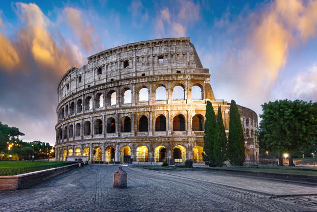 ÎÎ¹Î±ÏÎ¬Î½ÎµÎ¹Î± 28 Î±ÏÏ 28: CAPTION: Colosseum in Rome at sunset with lights, Italy