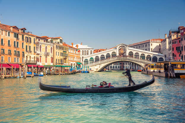 ÎÎ¹Î±ÏÎ¬Î½ÎµÎ¹Î± 26 Î±ÏÏ 28: Gondola near Rialto Bridge in Venice, Italy