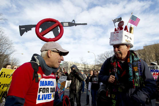 Diapositiva 5 de 40: Steven Rothman, left, and Dan Knorowski attend the "March for Our Lives" rally in support of gun control in Washington, Saturday, March 24, 2018. (AP Photo/Jose Luis Magana)