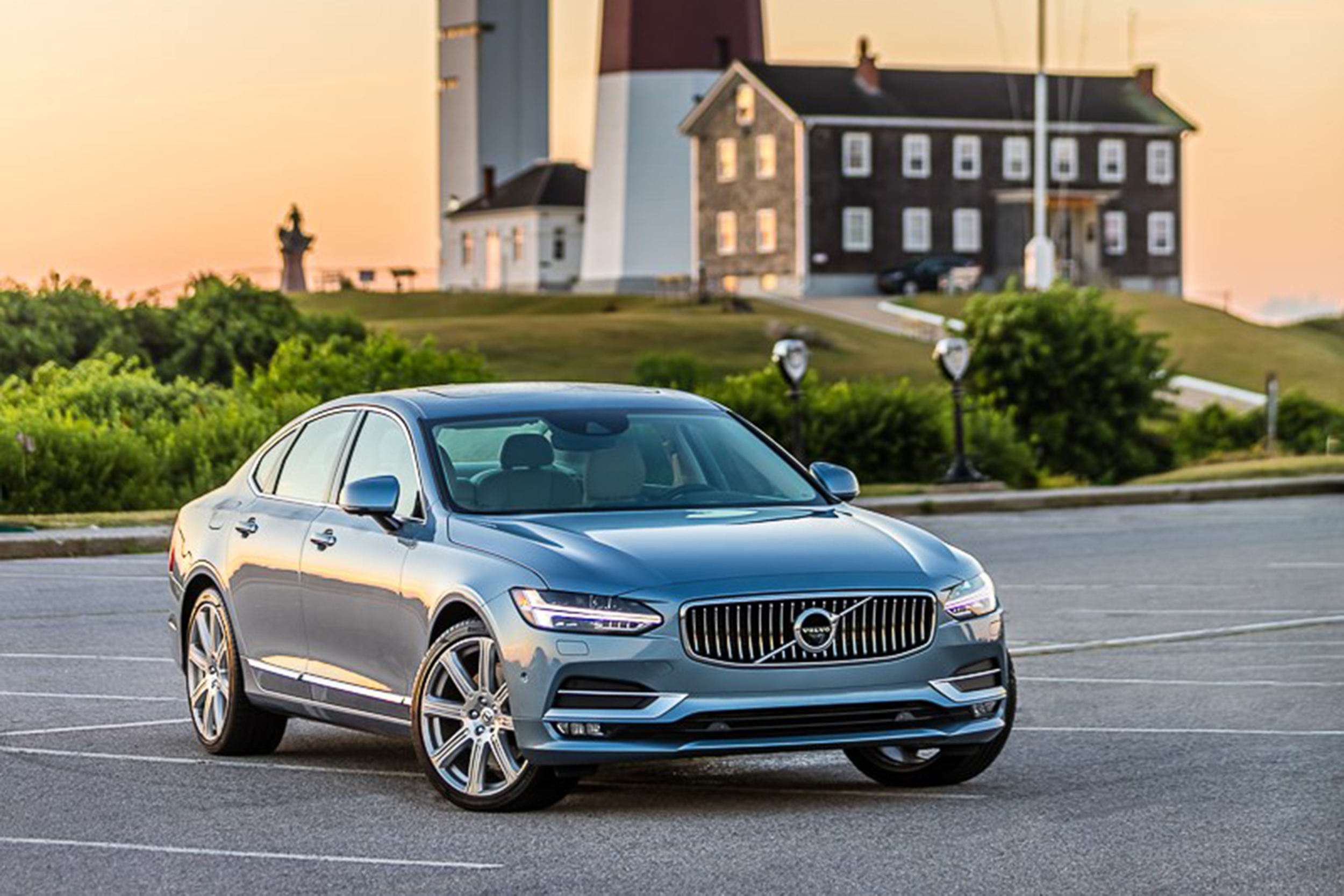 2019 Volvo S90 T8 Momentum PHEV AWD Overview - MSN Autos