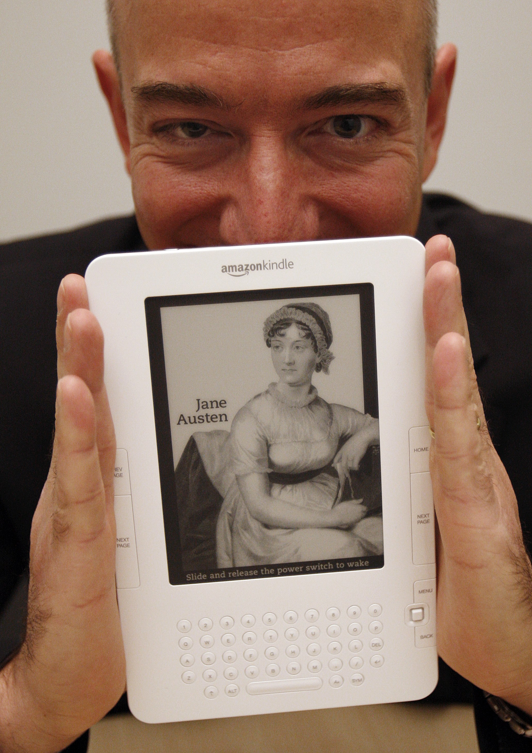 Diapositiva 7 de 20: Uno de sus primeros â??inventosâ? fue una alarma elÃ©ctrica para mantener a sus hermanos, Christina y Mark Bezos, alejados de su habitaciÃ³n.