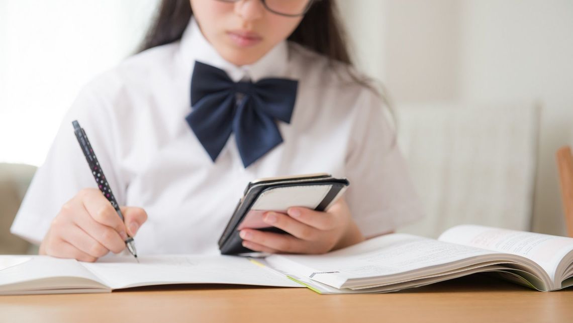 スマホが学力にどんな影響を与えるのか、「脳トレ」の川島教授が解説します（写真： プラナ / PIXTA）